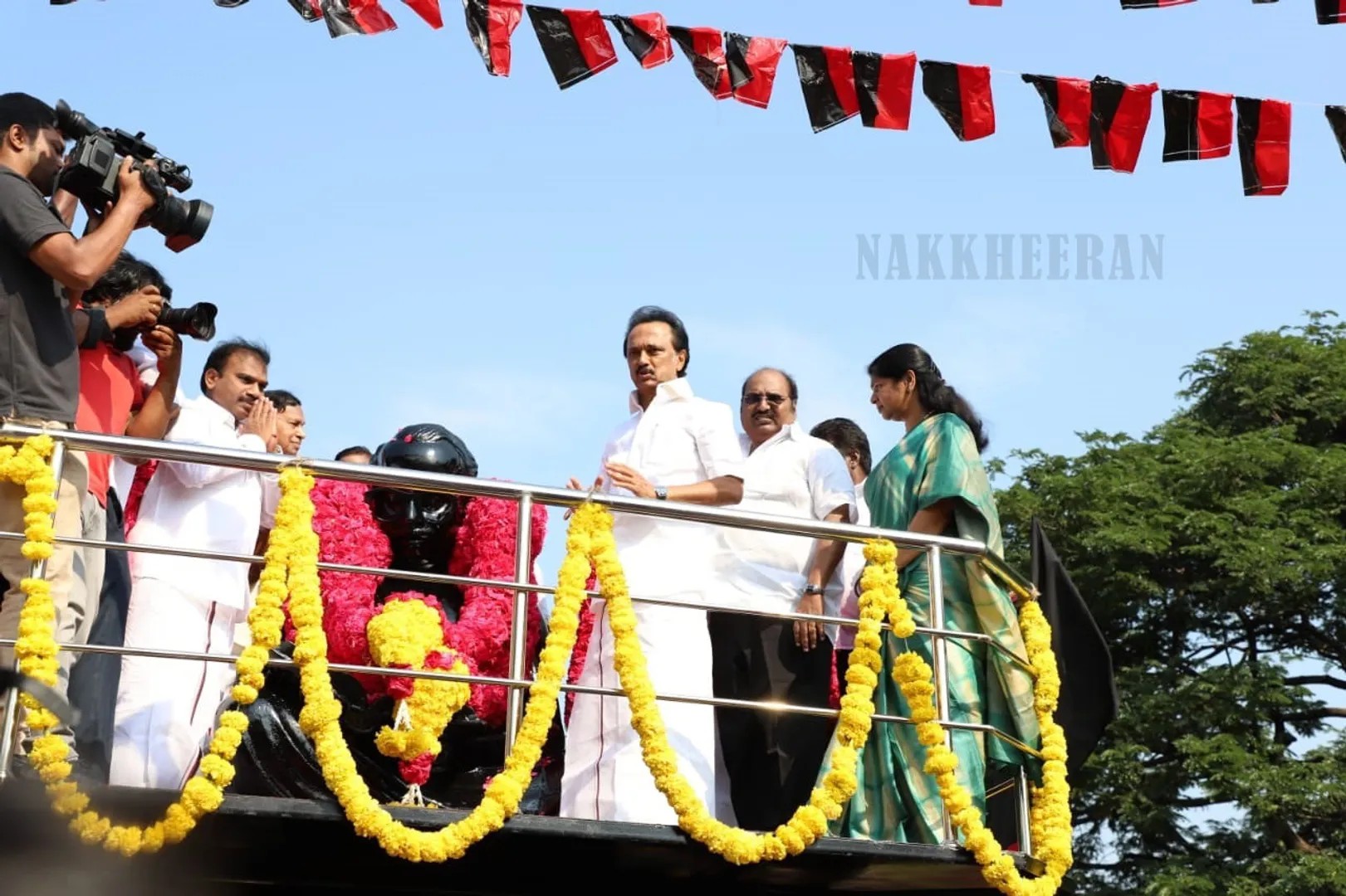 அறிஞர் அண்ணாவின் 110வது பிறந்தநாளை முன்னிட்டு அரசியல் தலைவர்கள் சென்னையில் உள்ள  அவரது சிலைக்கு மாலை அணிவித்து மரியாதை